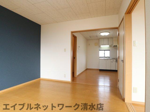 【静岡市清水区下野西のアパートの居室・リビング】