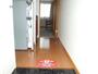 玄関　通路はフローリング。居室はカーペット敷きです。