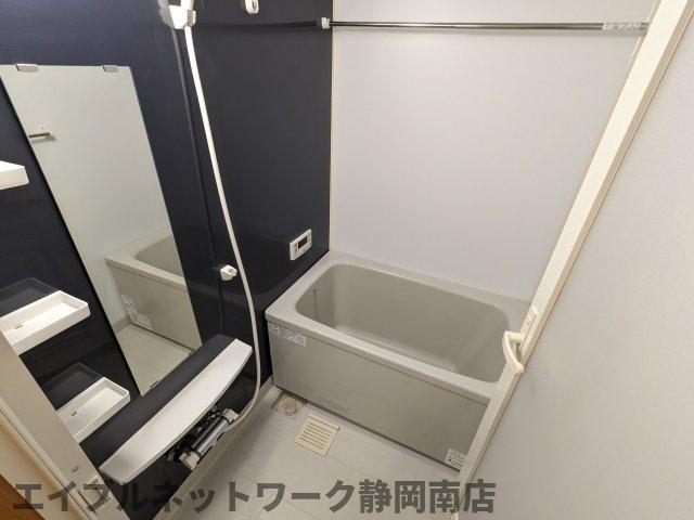 バス・シャワールーム　落ち着いた空間のお風呂です