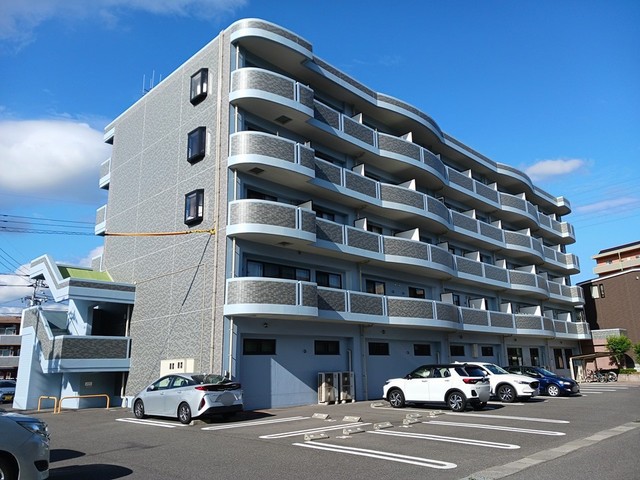 岡山市東区上道北方のマンションの建物外観