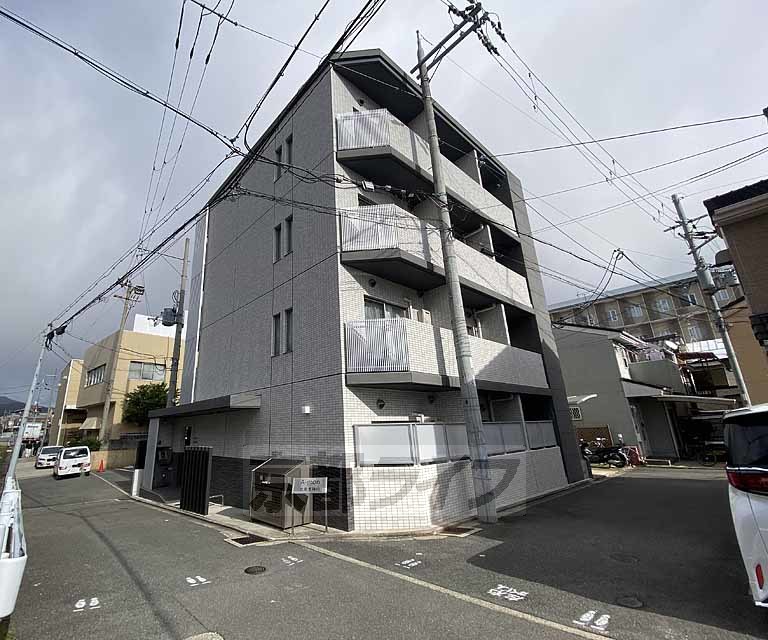 京都市右京区太秦安井松本町のマンションの建物外観