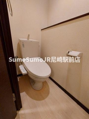 トイレ　落ち着いた色調のトイレです