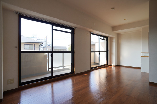 居室・リビング　同じ建物の別なお部屋