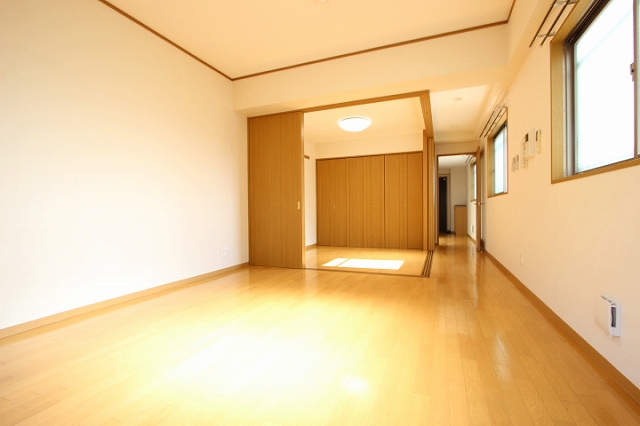 居室・リビング　同物件、別号室のものです。