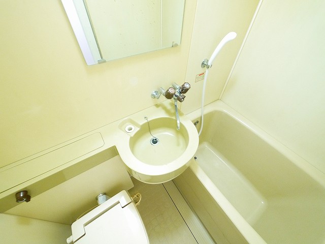 その他設備　お掃除しやすいユニットバスタイプです。