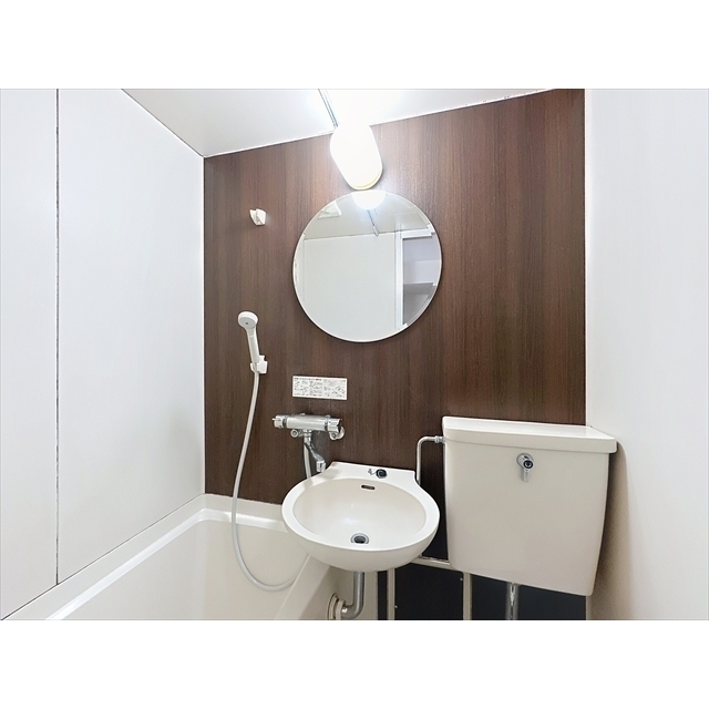 洗面設備　お洒落な円形の鏡の洗面台