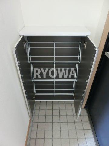 玄関　掲載の写真は退去前の写真となります。