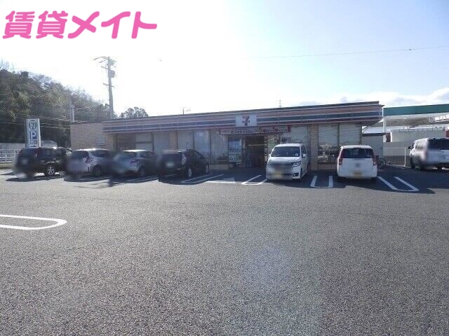 コンビニ　セブンイレブン四日市三重団地入口店（コンビニ）まで750m