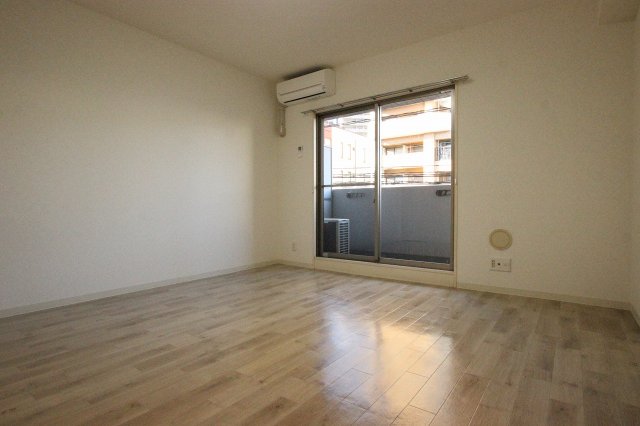 居室・リビング　同物件、別号室のものです。