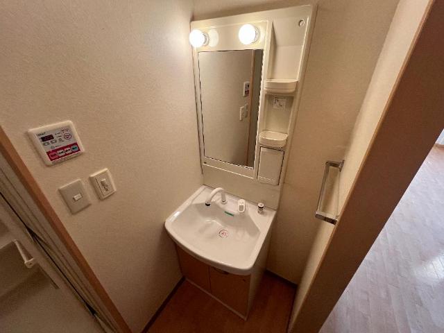 洗面設備　横にも小さなラック置けます