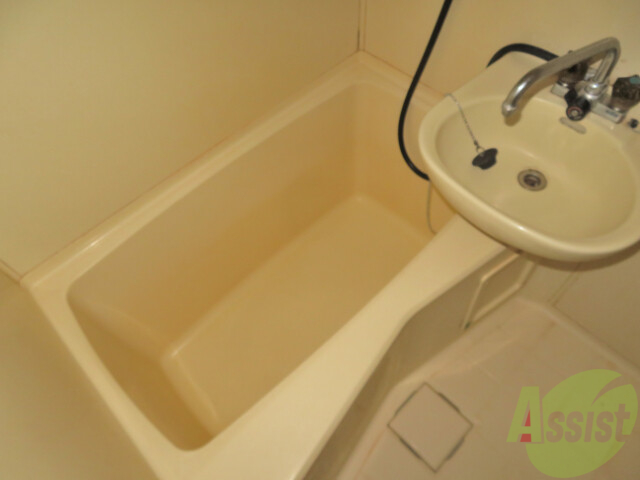 バス・シャワールーム　トイレと別になっており、ゆっくり入浴を楽しめます。