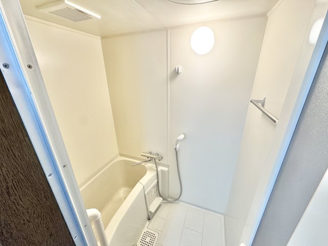 バス・シャワールーム　バストイレセパレートのシンプルな浴室です