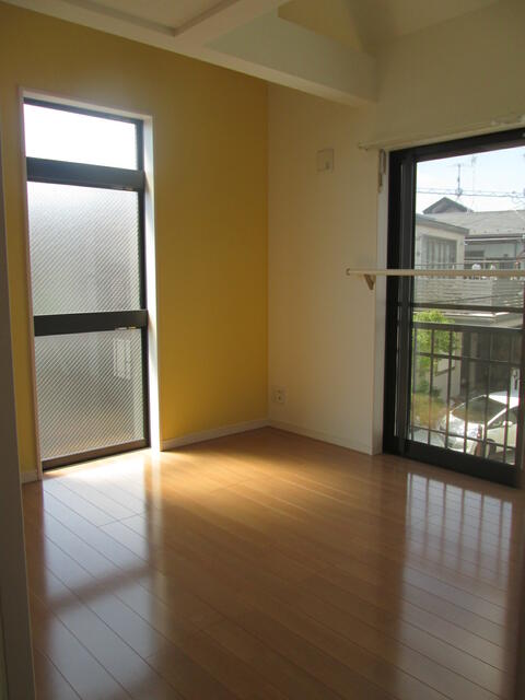 居室・リビング　２面採光で明るい室内です。