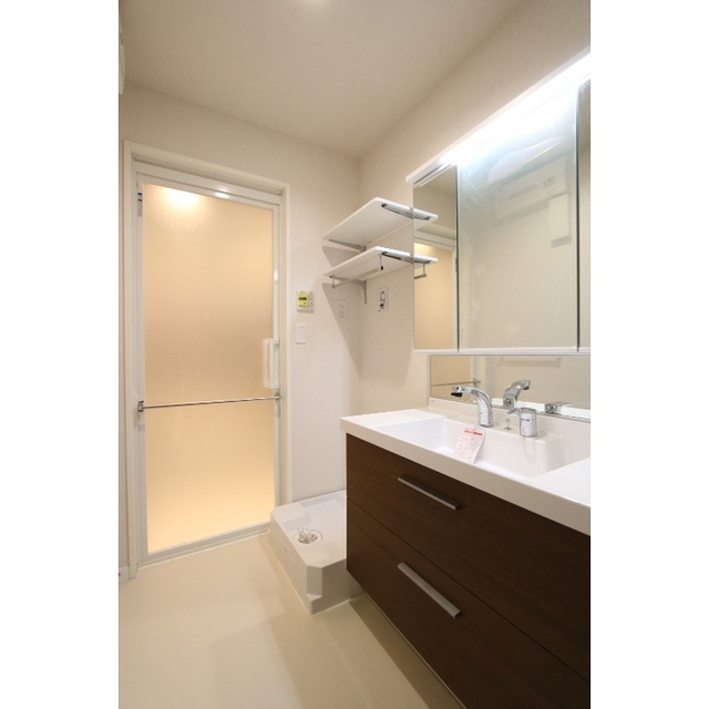 洗面設備　三面鏡付き洗面台あり