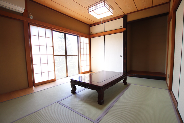 居室・リビング　※机・照明は設備ではありません。