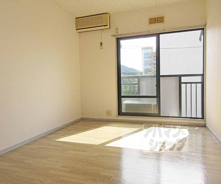 居室・リビング　南向きのお部屋です