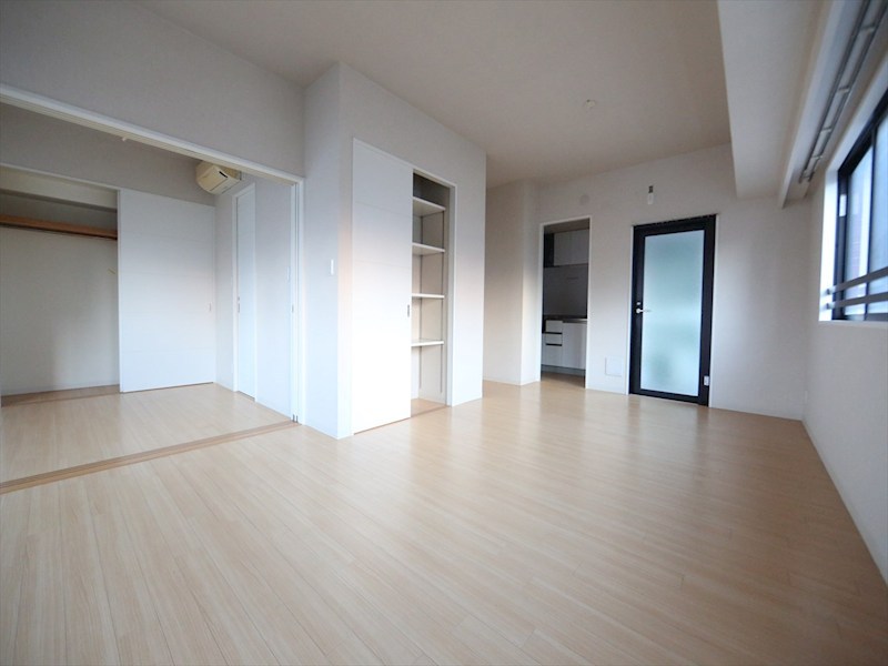 居室・リビング　ＬＤＫ16帖　システムキッチン　2面採光