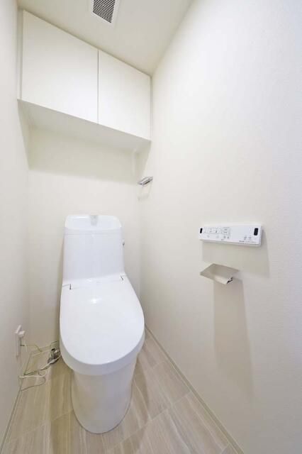 トイレ　落ち着いた色調のトイレです