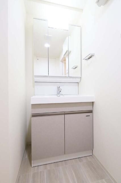 洗面設備　明るい洗面所です