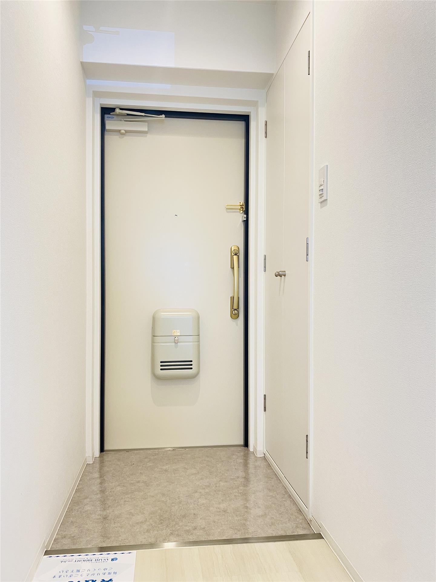 玄関　※同物件別室同タイプの写真です