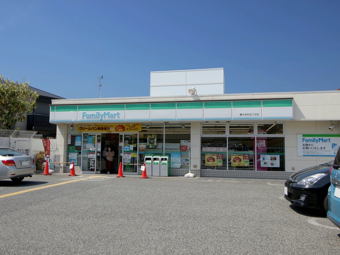 コンビニ　ファミリーマート豊中本町五丁目店（コンビニ）まで339m
