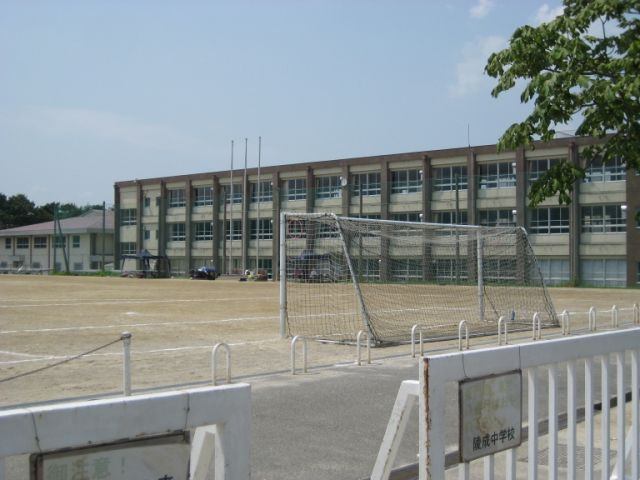 中学校　桑名市立陵成中学校（中学校）まで298m