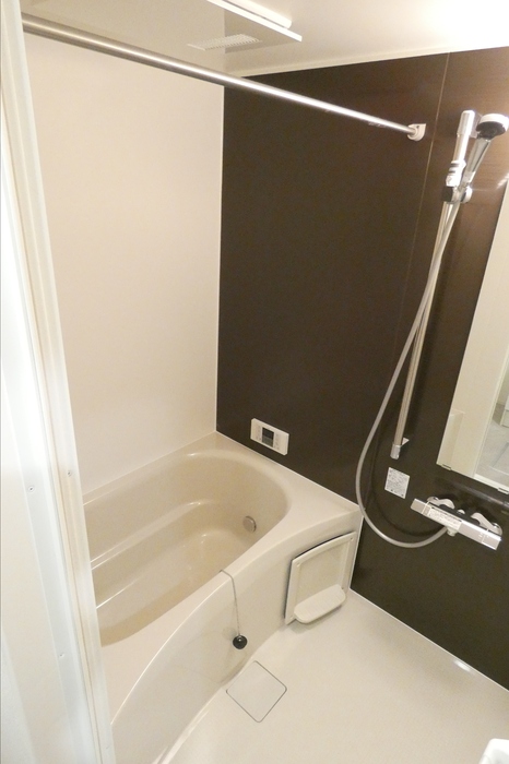 バス・シャワールーム　参考写真：同タイプの別のお部屋の浴室です
