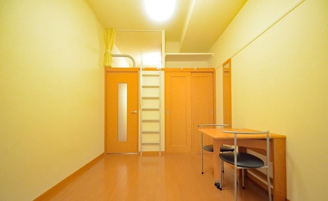 居室・リビング　写真は同建物別号室です。