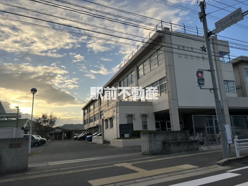 小学校　仁比山小学校（小学校）まで800m