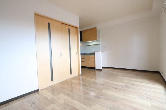 居室・リビング　※別の号室の写真になります。