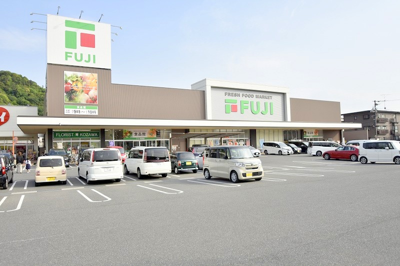 スーパー　フジ海田店（スーパー）まで140m