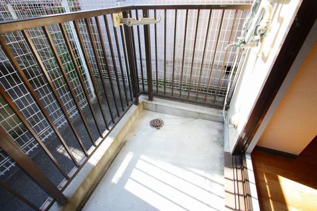 バルコニー　ベランダに洗濯機置き場ありますよ