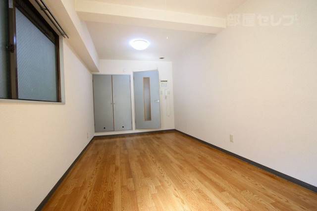 居室・リビング　８．６帖の洋室