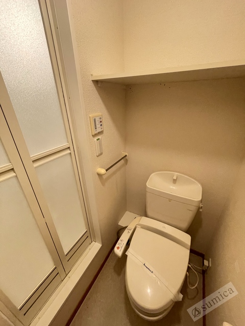 トイレ　人気アイテムの温水洗浄便座。清潔感のあるトイレです。