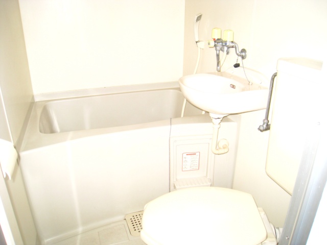 バス・シャワールーム　同物件、別号室のものです。