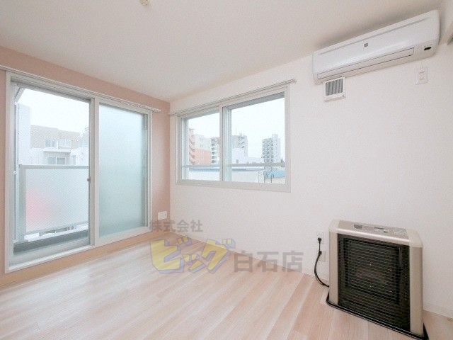 居室・リビング　窓が多く明るいリビングです♪