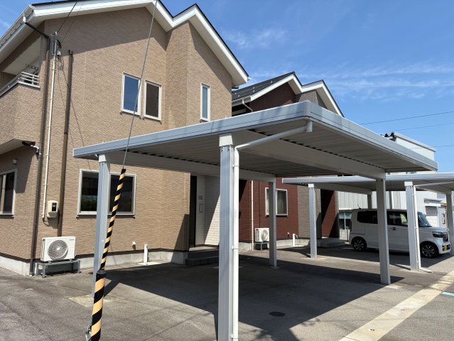 建物外観　奥側茶色の外観がA棟です