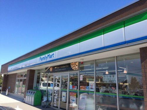 コンビニ　ファミリーマート（コンビニ）まで771m