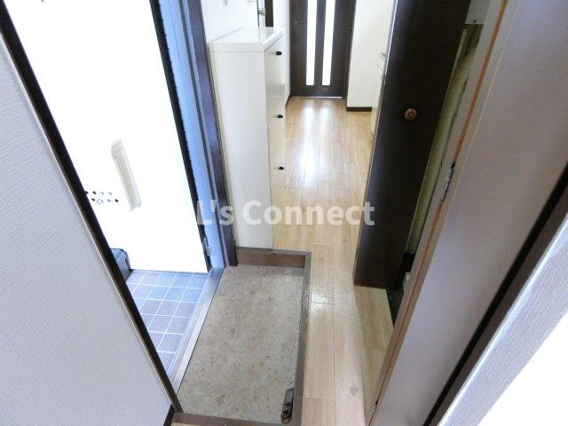 玄関　下駄箱付で靴も収納できます。（参考写真）