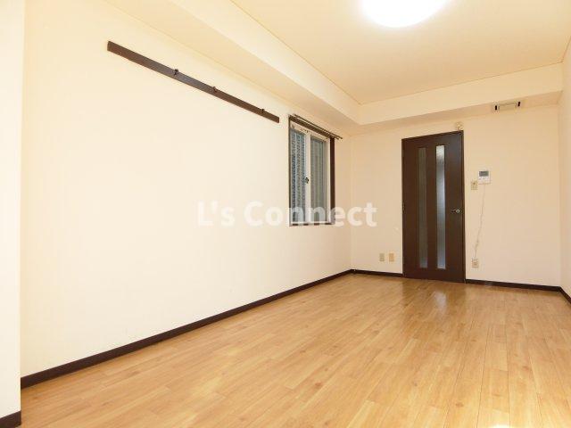 居室・リビング　角部屋で２面に窓があります。（参考写真）