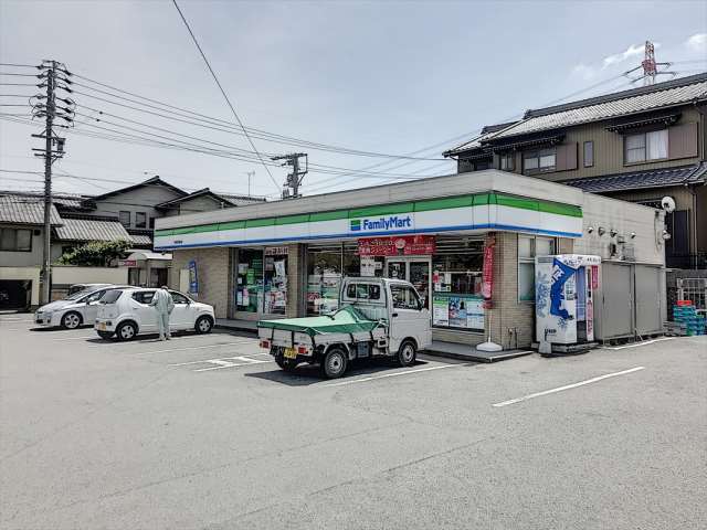 コンビニ　ファミリーマート東浦役場前店（コンビニ）まで558m