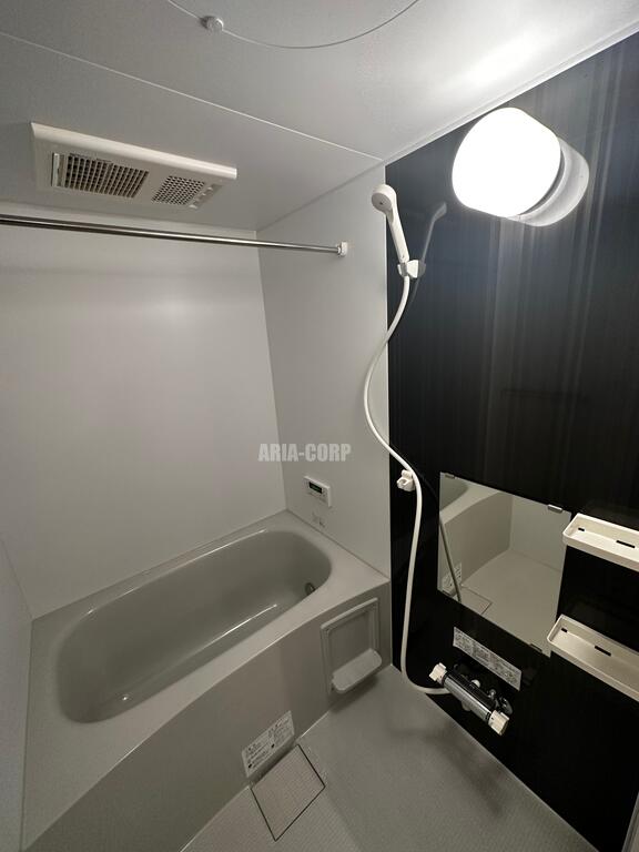 バス・シャワールーム　追い焚き浴室乾燥付。カラーパネル採用でお洒落なバスルーム。