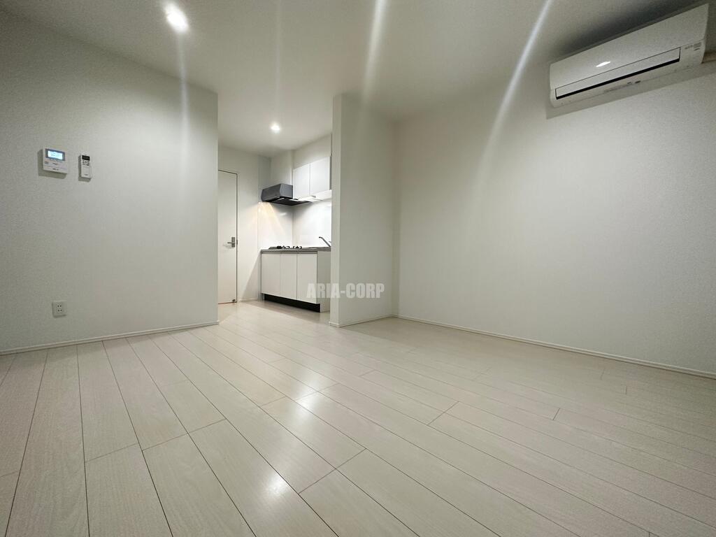 居室・リビング　白を基調としたお洒落なお部屋！奥行きたっぷりの空間です♪