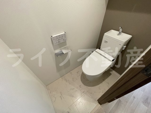 トイレ　落ち着いた色調のトイレです