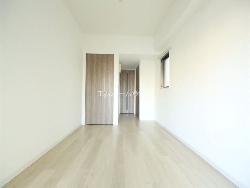 居室・リビング　洋室8.4帖　収納充実　エアコン完備