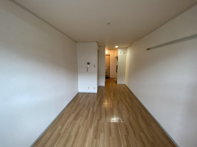 居室・リビング　前面がひらけているので日当たり良好です。