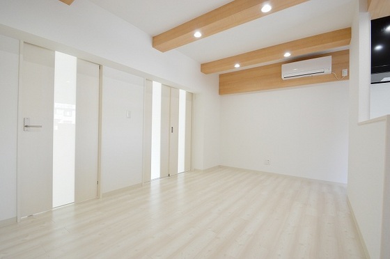 居室・リビング　※別号室の写真です。