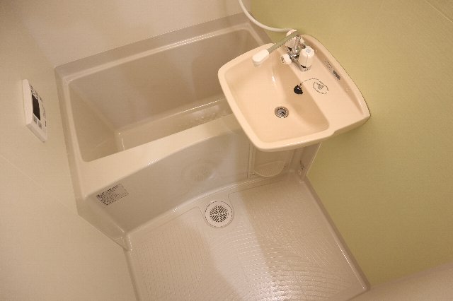 バス・シャワールーム　ゆっくり足をのばして入れます