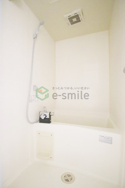 バス・シャワールーム　コンパクトで使いやすいお風呂です