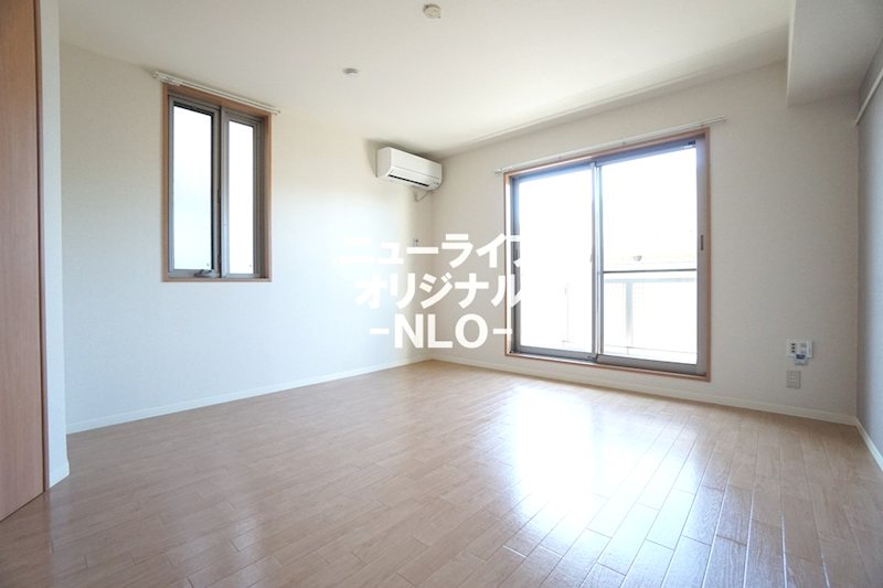 居室・リビング　2面採光の角部屋☆エアコン付で快適に過ごせます☆